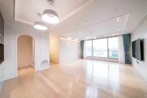 아치형 포인트와 펫도어가 있는 모던 거실